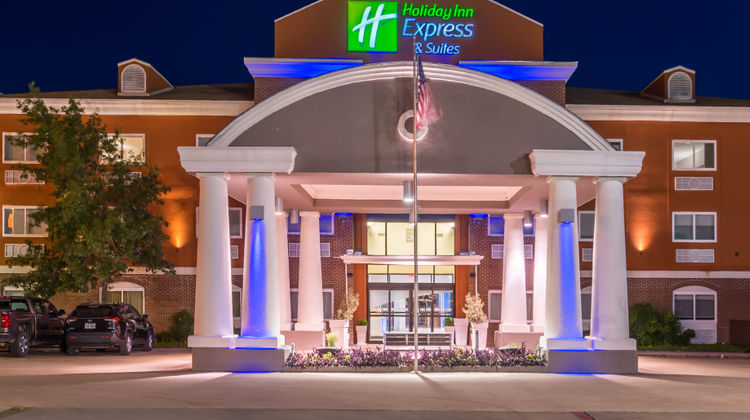 Holiday Inn Express Hotel & Suites Exterior