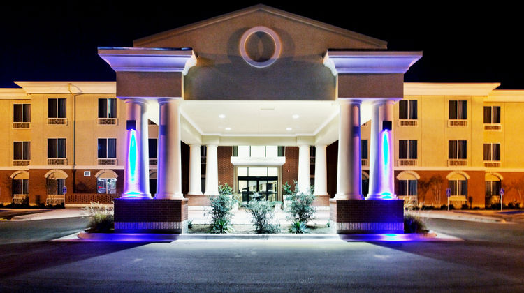 Holiday Inn Express Hotel & Suites Exterior