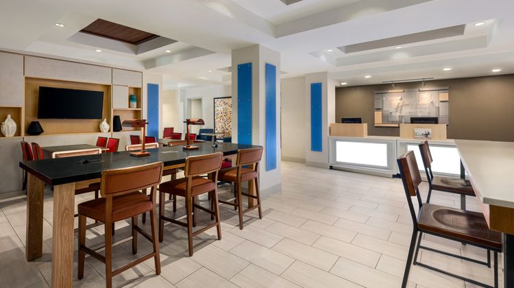 Holiday Inn Express Hotel & Suites Shawn Lobby