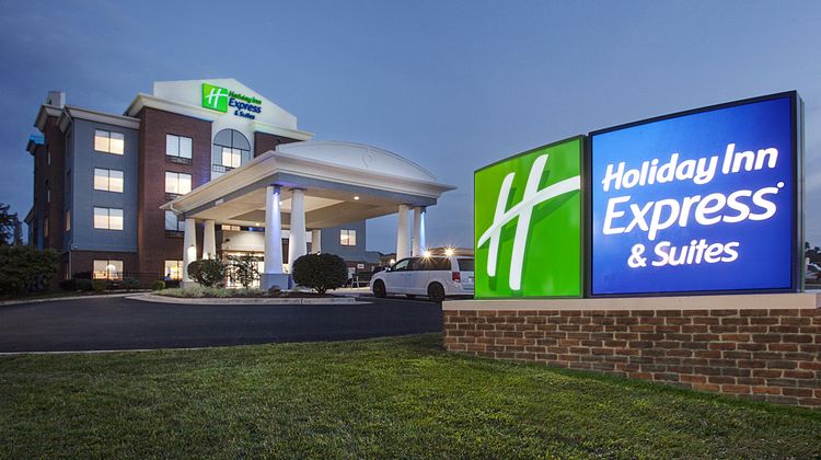 Holiday Inn Express Hotel & Suites Exterior