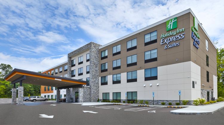 Holiday Inn Express & Suites Painesville Exterior