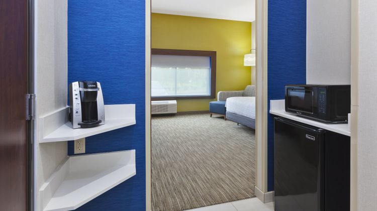Holiday Inn Express & Suites Painesville Room