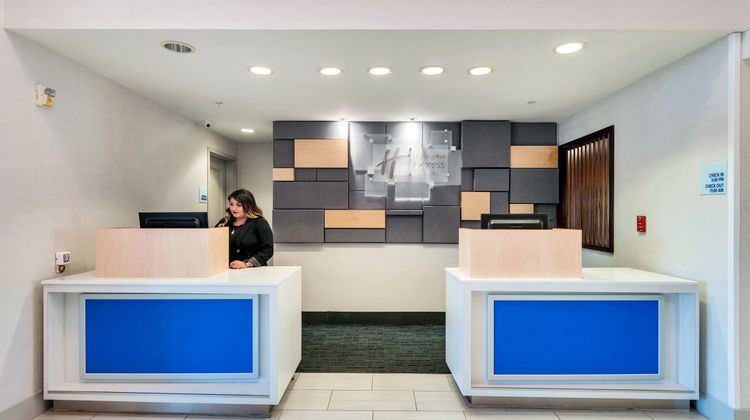 Holiday Inn Express Hotel & Suites Lobby
