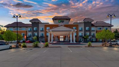 Holiday Inn Express Hotel & Suites