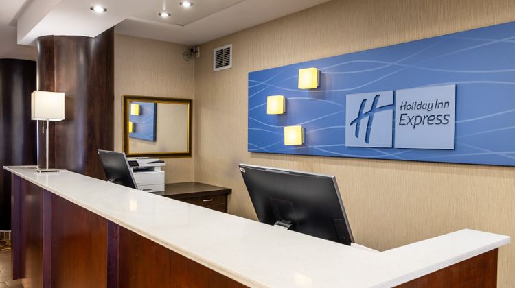 Holiday Inn Express & Stes Edmonton Arpt Lobby
