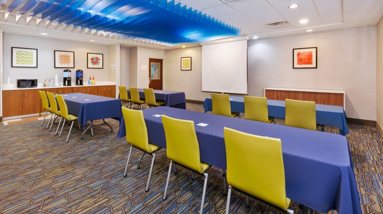 Holiday Inn Express & Suites Cleveland Meeting