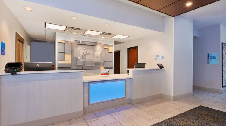 Holiday Inn Express & Suites Cleveland Exterior