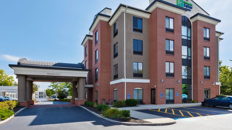 Holiday Inn Express & Suites Cleveland Exterior