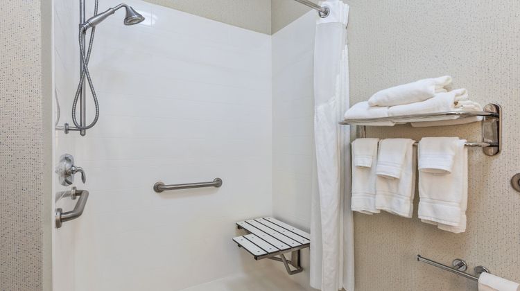 Holiday Inn Express & Suites Cleveland Room