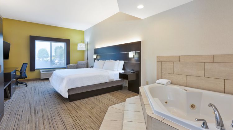 Holiday Inn Express & Suites Cleveland Suite