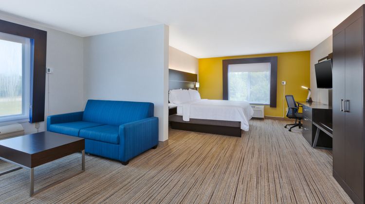 Holiday Inn Express & Suites Cleveland Suite