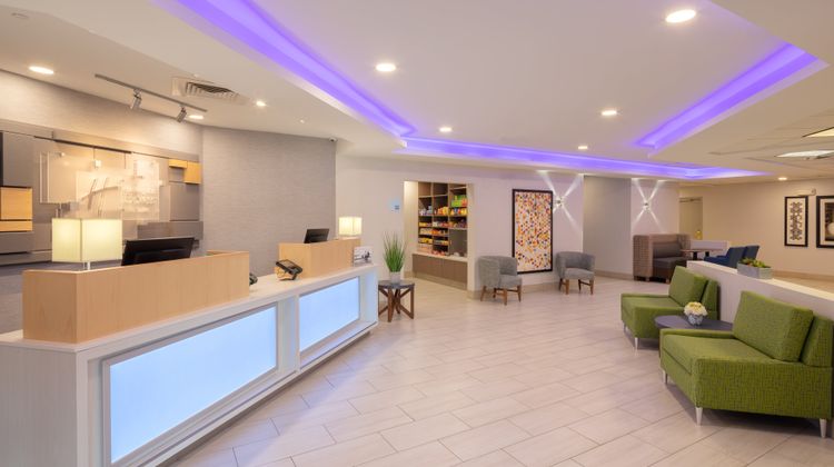 Holiday Inn Express/Suites Bradley Arpt Lobby