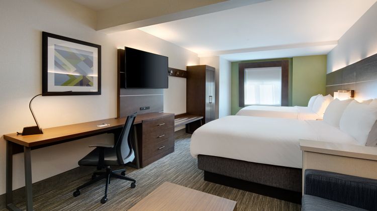 Holiday Inn Express/Suites Bradley Arpt Room