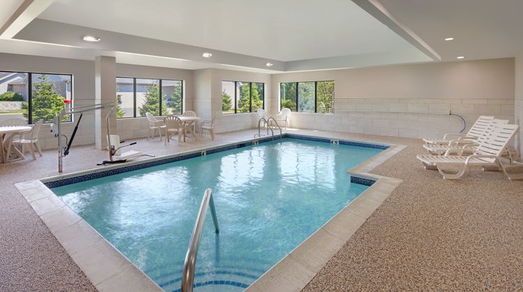 Holiday Inn Express/Suites Bradley Arpt Pool