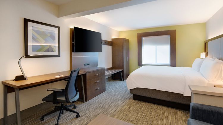 Holiday Inn Express/Suites Bradley Arpt Room