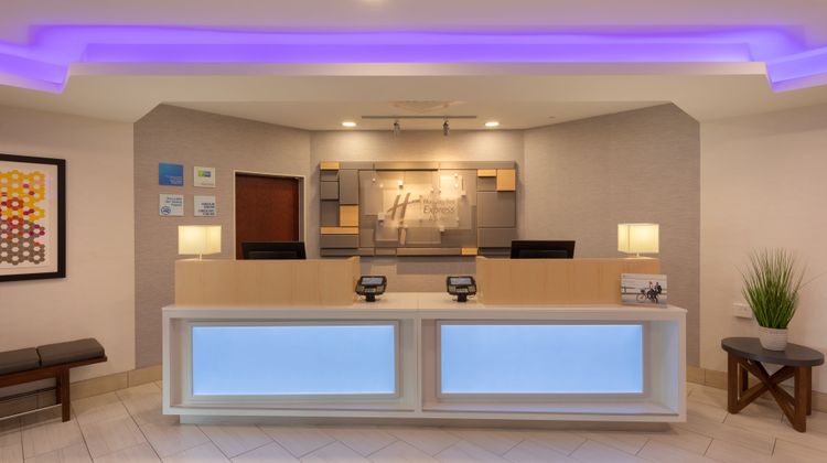 Holiday Inn Express/Suites Bradley Arpt Lobby