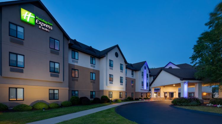 Holiday Inn Express/Suites Bradley Arpt Exterior