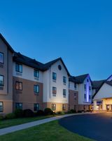 Holiday Inn Express/Suites Bradley Arpt