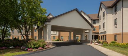 Holiday Inn Express/Suites Bradley Arpt Exterior