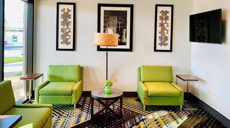 Holiday Inn Express & Suites Middletown Lobby