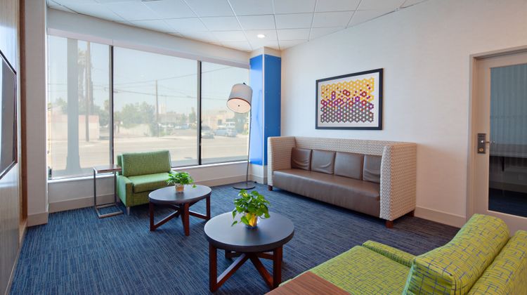 Holiday Inn Express Los Angeles Lobby