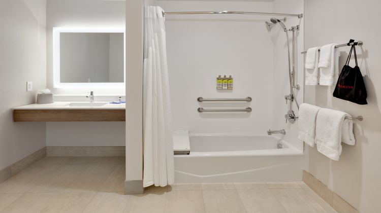 Holiday Inn Express Yukon Room