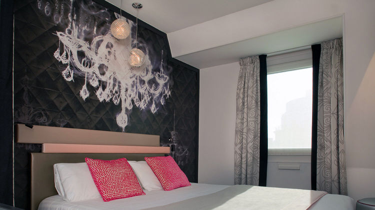 Yllen Eiffel Hotel Room