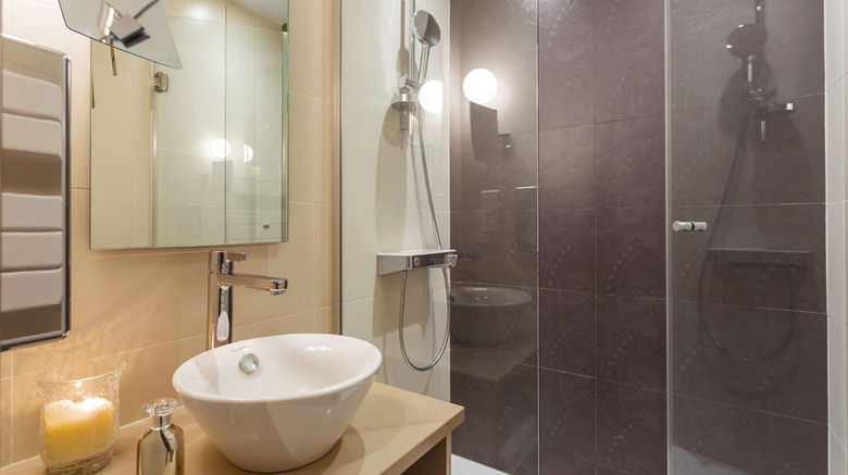 <b>Yllen Eiffel Hotel Room</b>. Images powered by <a href="https://www.leonardoworldwide.com/" title="Leonardo Worldwide" target="_blank">Leonardo</a>.