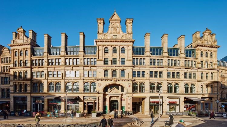 Roomzzz Manchester Victoria Exterior