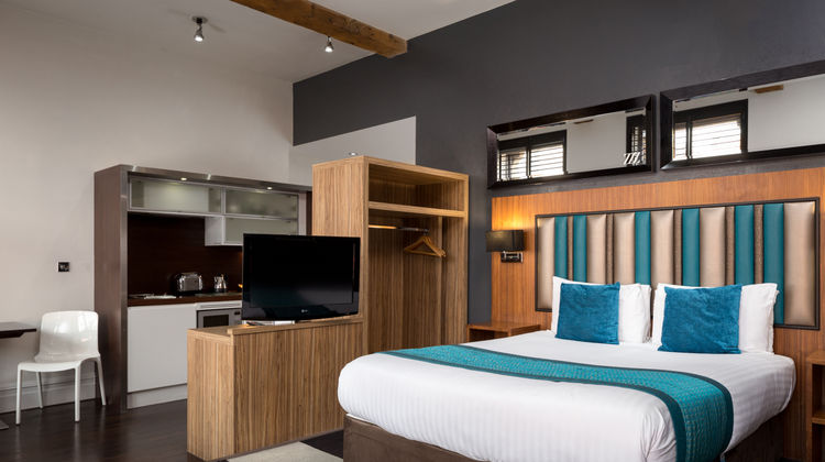 Roomzzz Manchester Suite