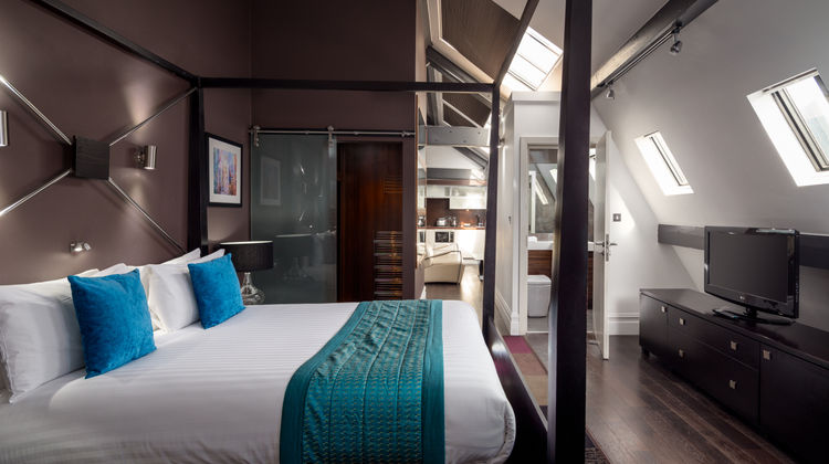 Roomzzz Manchester Suite
