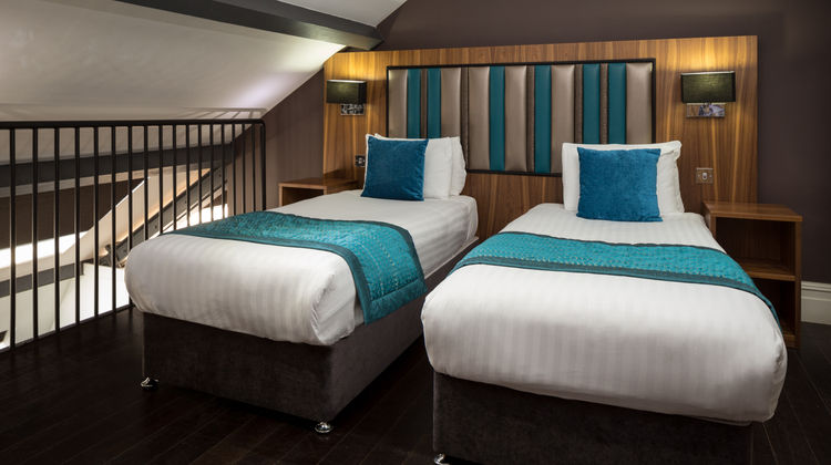 Roomzzz Manchester Suite