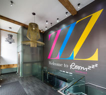 Roomzzz Manchester Lobby