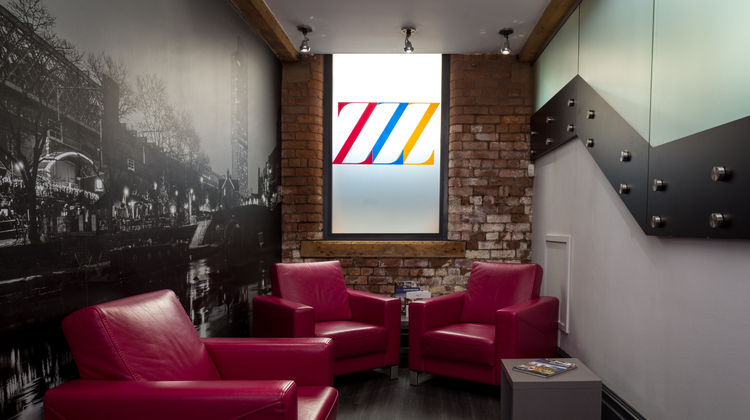 Roomzzz Manchester Lobby