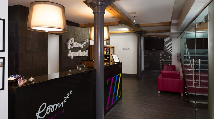 Roomzzz Manchester Lobby