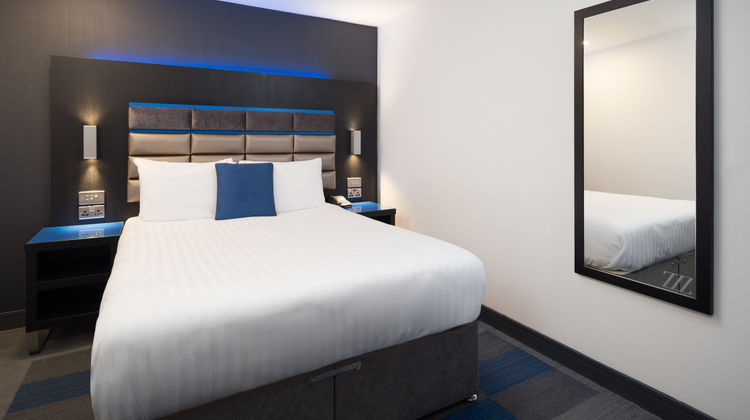 Roomzzz Chester Suite