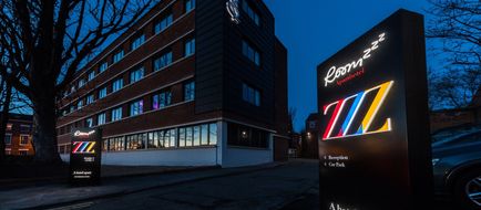 Roomzzz Chester Exterior