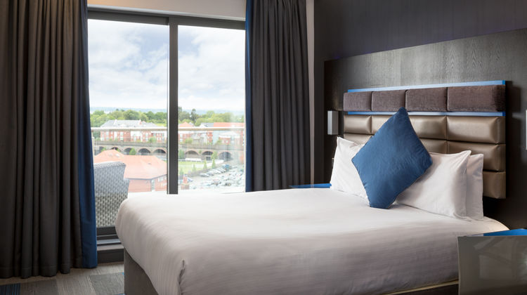 Roomzzz Chester Suite