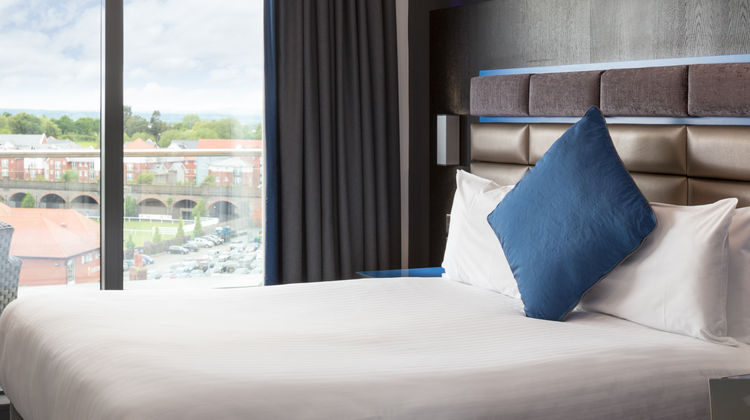 Roomzzz Chester Suite