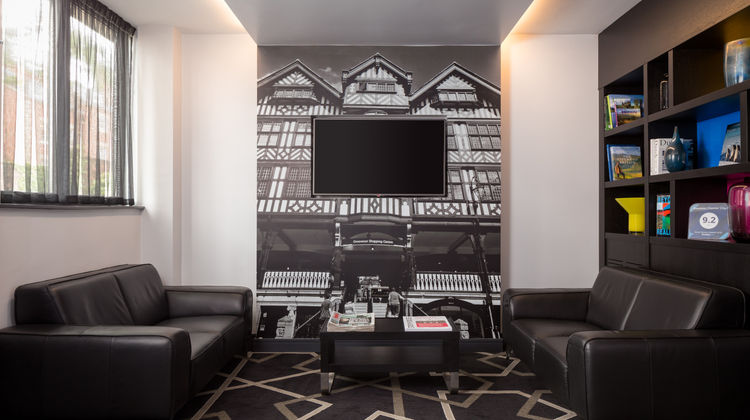 Roomzzz Chester Lobby