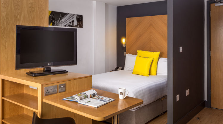 Roomzzz Leeds City West Room