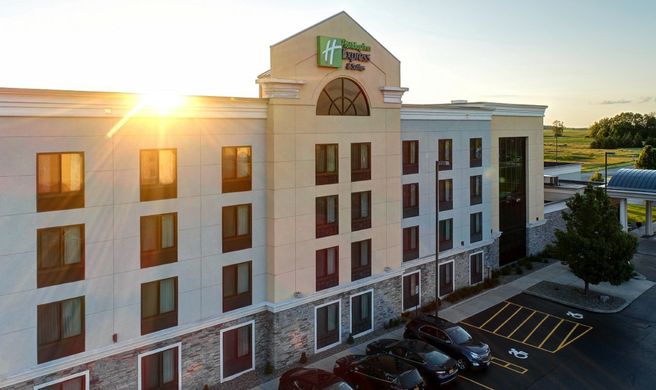 Holiday Inn Exp Stes Batavia Darien Lake Exterior