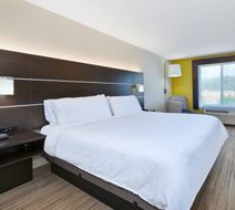 Holiday Inn Express & Suites Cleveland Room