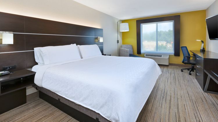 Holiday Inn Express & Suites Cleveland Room
