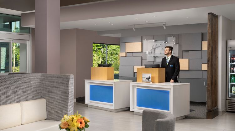 Holiday Inn Express/Stes North Brunswick Lobby