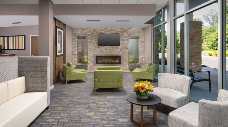 Holiday Inn Express/Stes North Brunswick Lobby