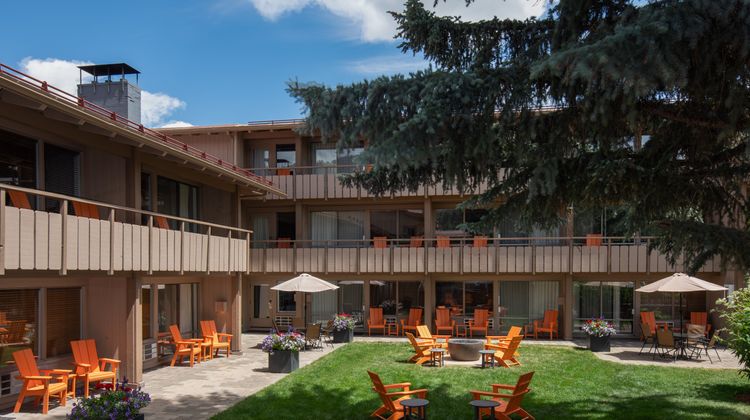 Tamarack Lodge Exterior