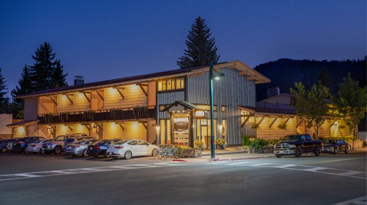Tamarack Lodge Exterior