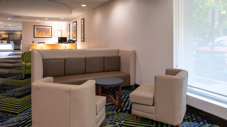 Holiday Inn Express Towson Lobby