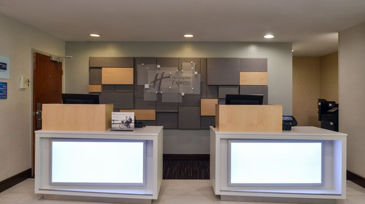 Holiday Inn Express Towson Lobby